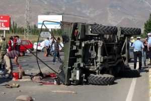 Askeri ara&ccedil; kaza yaptı: 9 yaralı