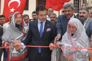 Bakan Kılı&ccedil; a&ccedil;ılışı kadınlara yaptırdı