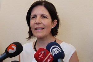KKTC'de h&uuml;k&uuml;met istifasını sundu