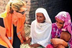 Reyhan Karaca, Pakistan'a gidip fakirlere yardım dağıttı