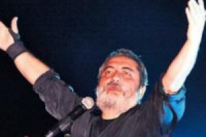Esprileriyle stand-up'&ccedil;ılara taş &ccedil;ıkarttı.