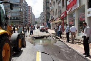 Bomba değil su borusu patladı