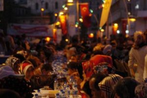 1 kilometre uzunluğunda iftar sofrası