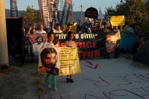 İBDA-C &uuml;yelerinden cezaevi &ouml;n&uuml;ne siyah &ccedil;elenk