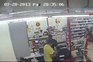 Soyguncu kameralara b&ouml;yle yakalandı