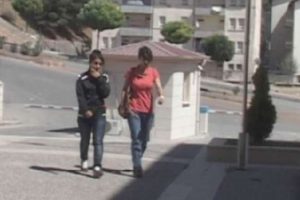 14 yaşındaki kızı dağa &ccedil;ıkarırken yakalandılar