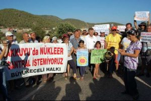 N&uuml;kleer karşıtları yolu trafiğe kapattı