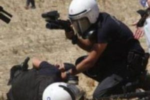 Yaralanan polisin yardımına arkadaşları koştu