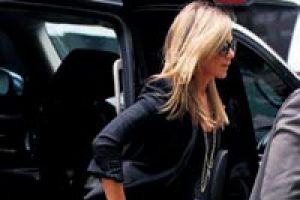 Aniston, seksi ve şık kombiniyle dikkat &ccedil;ekti.