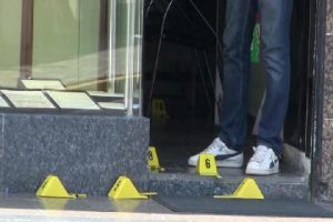 Altınlarının peşinden 16 el ateş etti