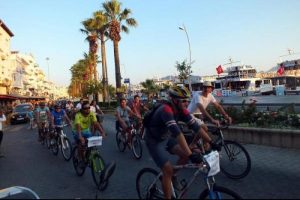 Akaryakıt fiyatlarını bisikletle protesto ettiler