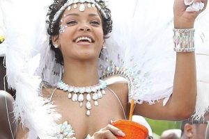 Rihanna'nın festival kıyafeti şaşırttı