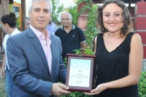 Bozbey'den &ouml;d&uuml;ll&uuml; tiyatroculara plaket