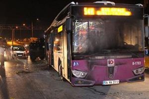 İETT otob&uuml;s&uuml;ne molotof kokteyli attılar