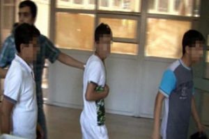 Başbakan'ın afişini yırtan 3 &ccedil;ocuk adliyelik oldu