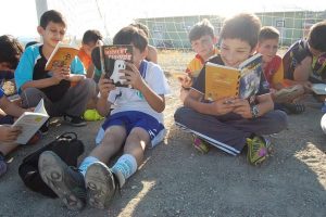 Bursalı futbolculardan antrenman &ouml;ncesi kitap molası