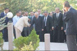 Bah&ccedil;eli, T&uuml;rkeş'in kabrini ziyaret etti