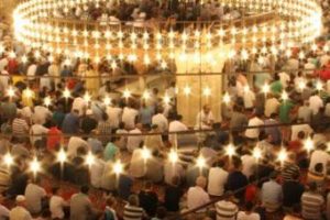 Binlerce kişi bayram namazı i&ccedil;in camilere akın etti