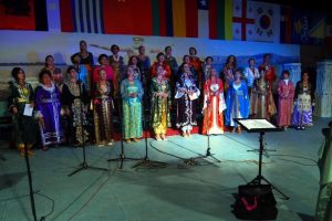 "H&uuml;rrem" Kıyafetli konserde alkış yağmuru