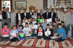 Camide namaz kılanlara tablet bilgisayar hediye
