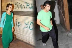 &Uuml;nl&uuml; manken sevgilisiyle yakalandı
