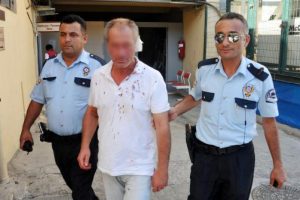 Cinsel organını g&ouml;sterdi meydan dayağı yedi