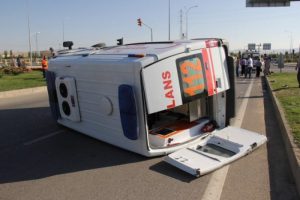 Bu kez ambulans kaza yaptı