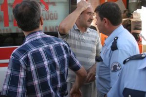 Hırsız ev sahibini bı&ccedil;akladı