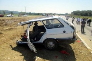 Kamyonet otomobili ikiye ayırdı!