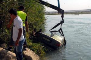 Suriyelileri taşıyan otomobil &ccedil;aya u&ccedil;tu