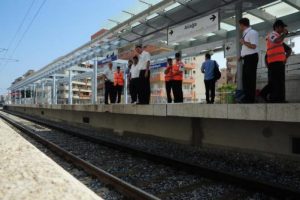 Gen&ccedil; kız trenin &ouml;n&uuml;ne atlayarak intihar etti