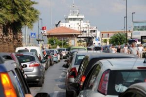 &Ccedil;anakkale'de feribot kuyruğu