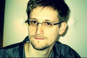Snowden'ın babası Rusya'ya gidiyor