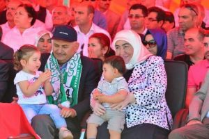 Bakan Yıldırım'ın torun sevgisi