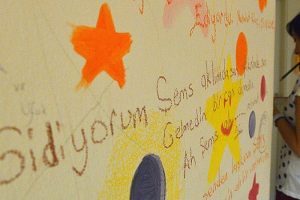 Duvar yazılarında duygularını aktarıyorlar