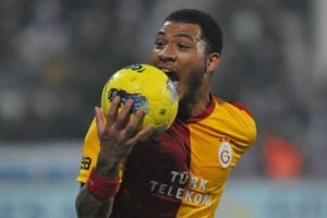 Bursaspor'da sağ kanada Colin Kazım!