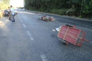 Otomobil baba ile oğlunun bulunduğu motosikleti bi&ccedil;ti