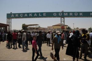 Bombardımandan ka&ccedil;an Suriyeliler T&uuml;rkiye'ye sığındı