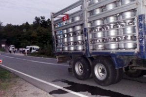 T&uuml;pgaz kamyonu iş&ccedil;i minib&uuml;s&uuml;yle &ccedil;arpıştı