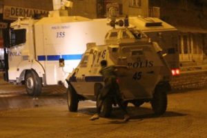 Hakkari'de g&ouml;stericilere polis m&uuml;dahalesi