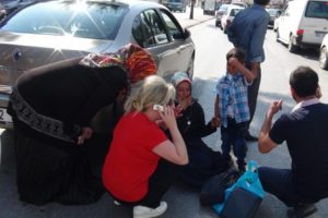 Kiraladığı otomobille anne ve oğluna &ccedil;arptı