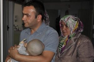 Balkondan d&uuml;şen 16 aylık Azra yaralandı