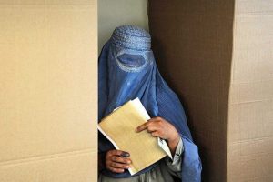İsvi&ccedil;re'de burka yasağı i&ccedil;in ilk kez referanduma gidiliyor