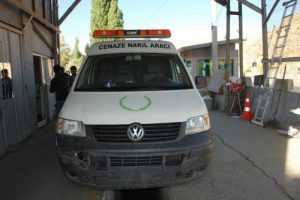 Cenaze arabasından ka&ccedil;ak sigara &ccedil;ıktı