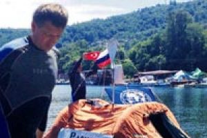 Karadeniz'i y&uuml;zerek ge&ccedil;ti