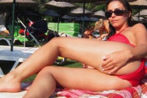 Karolin Fişek&ccedil;i ilgin&ccedil; pozlarını paylaşmaya devam ediyor.