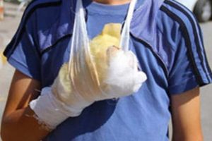 Elinde patlayan torpil parmaklarını koparıyordu