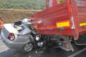 Otomobil TIR'ın altına girdi: 3 &ouml;l&uuml; 3 yaralı