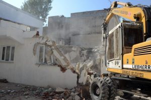 Bursa'da ka&ccedil;ak yapılar yıkılıyor