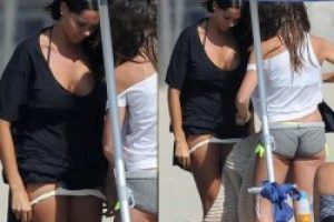 Fransız model bikini altını değiştirirken fena yakalandı